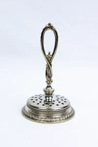 Porte-cure-dents Christofle métal argenté style Louis XVI, vue de face, frise d'oves et anse en caducée