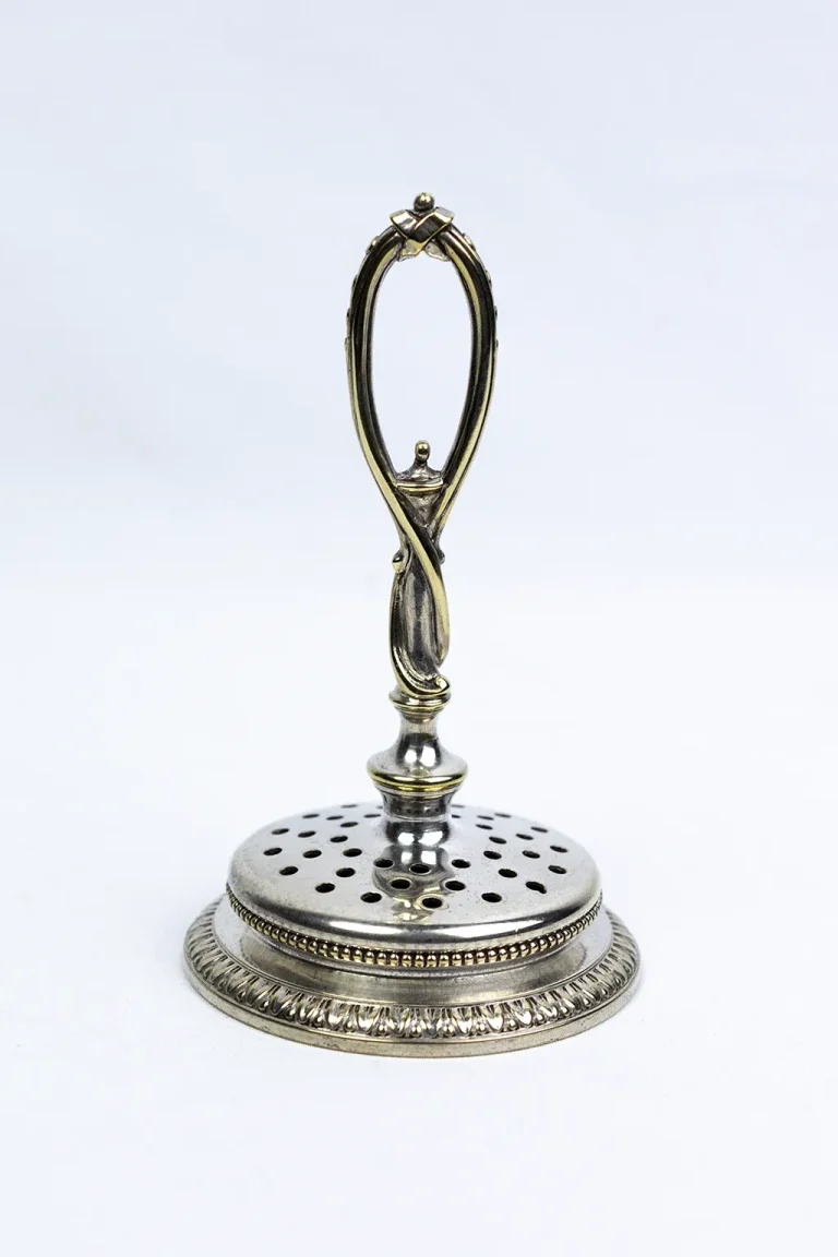 Porte-cure-dents Christofle métal argenté style Louis XVI, vue de face, frise d'oves et anse en caducée