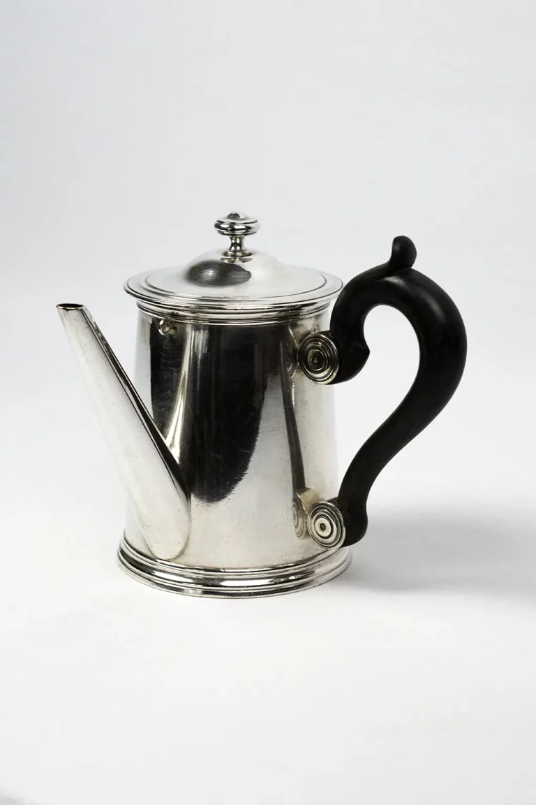 Tisanière individuelle Christofle métal argenté, vue de trois-quarts, anse bois noirci à volutes