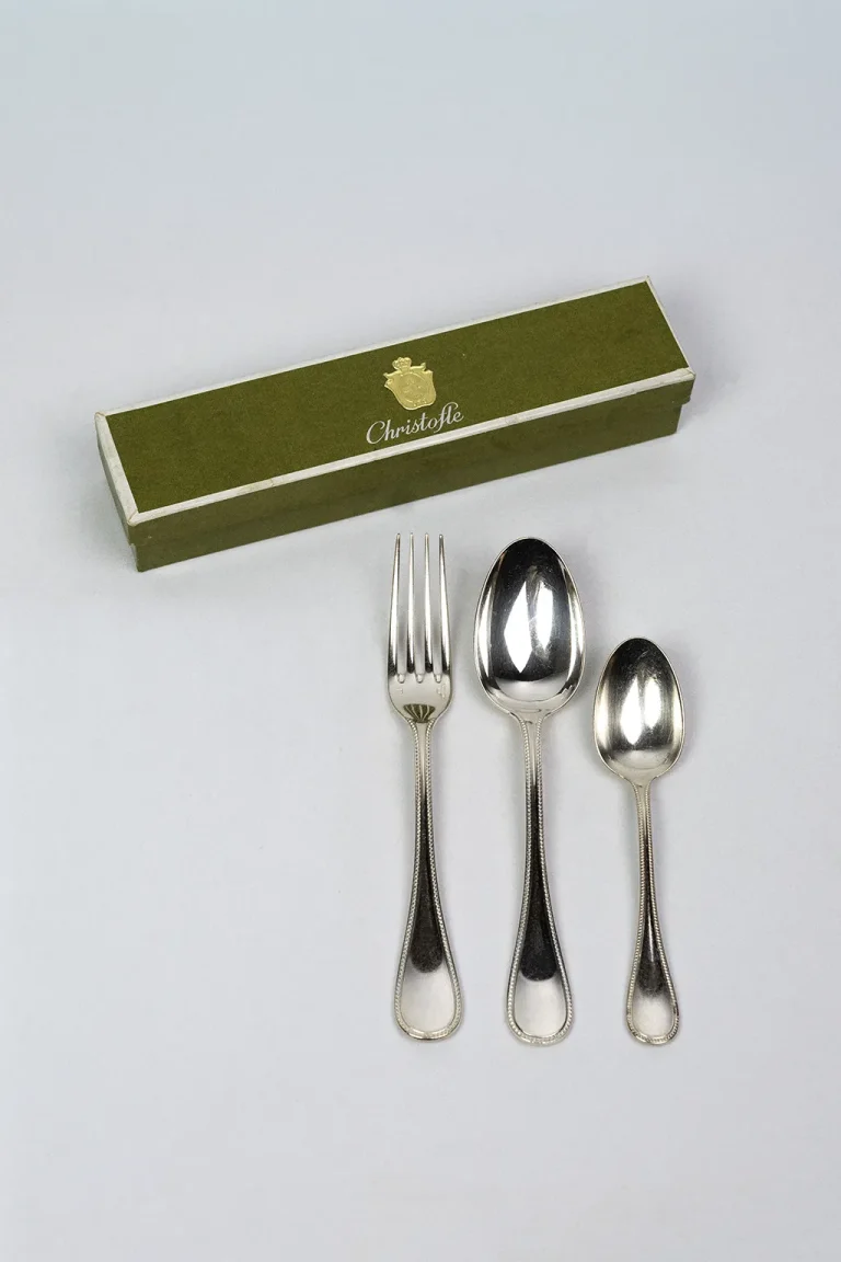 Set de couverts enfant Christofle modèle Perles métal argenté dans coffret vert d'origine