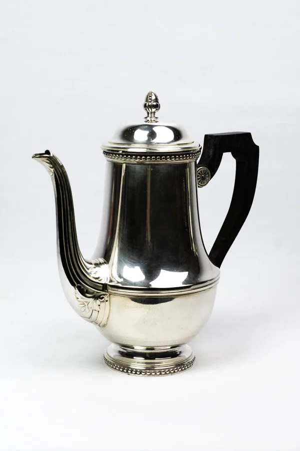 Cafetière Ercuis à frises de perles, vue trois-quarts gauche, couvercle bombé et piedouche annulaire