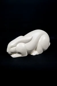 Lapin couché en faïence craquelée, attribué à Charles Lemanceau pour Saint-Clément, vue de trois quarts avant gauche