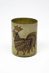 Pot à crayon Olivier Pettit, coq stylisé à main levée, argile émaillé beige vert-kaki, vue de face