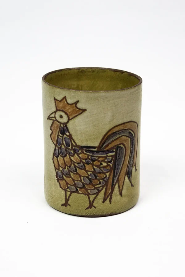 Pot à crayon Olivier Pettit, coq stylisé à main levée, argile émaillé beige vert-kaki, vue de face
