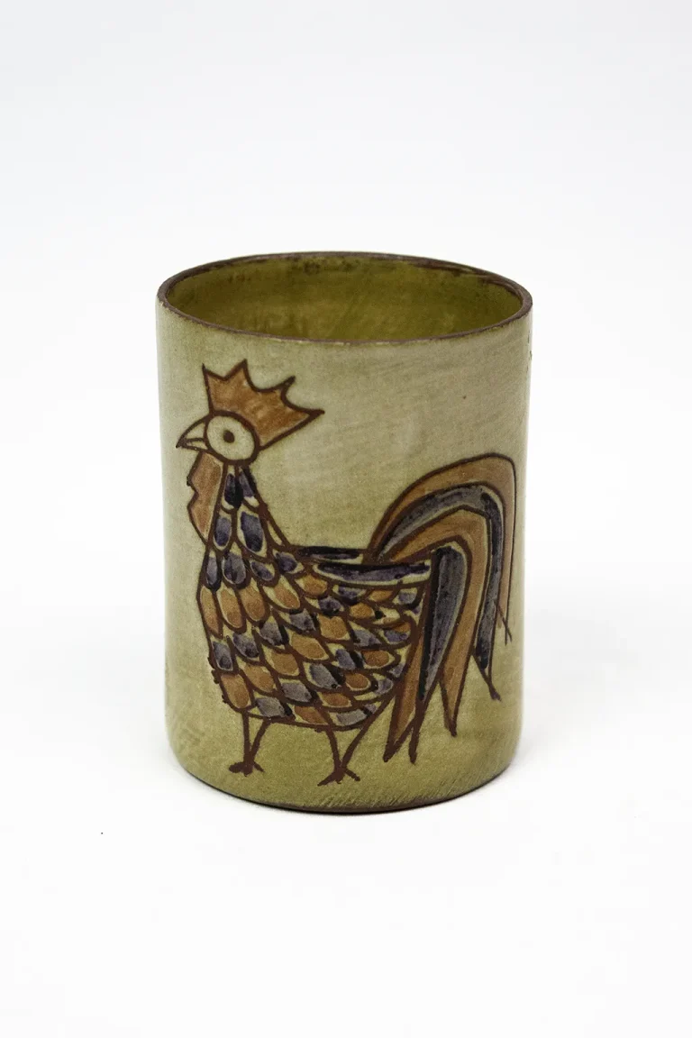 Pot à crayon Olivier Pettit, coq stylisé à main levée, argile émaillé beige vert-kaki, vue de face