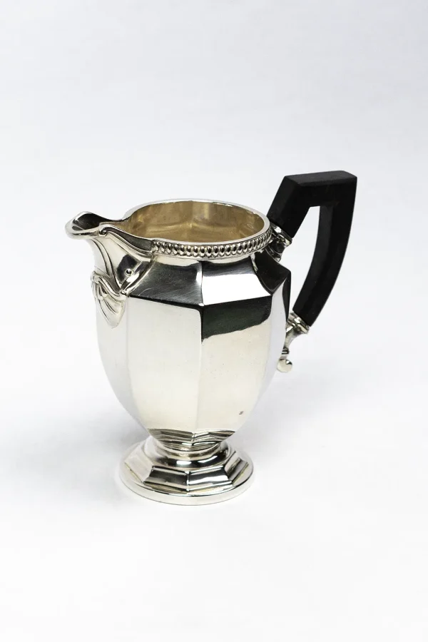Pot à lait Gallia Christofle métal argenté corps octogonal évasé anse bois noirci, vue de trois-quarts face