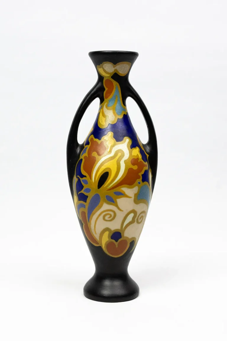 Vase à anses Regina Gouda décor Irène, vue de face, faïence mate polychrome, motifs floraux stylisés sur fond noir, années 1920-1930