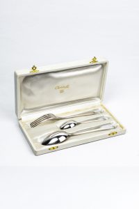 Coffret Christofle America vue trois quarts ouvert, fourchette cuillère et petite cuillère