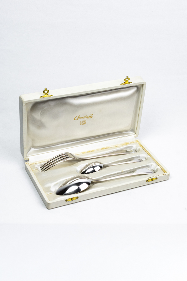 Coffret Christofle America vue trois quarts ouvert, fourchette cuillère et petite cuillère