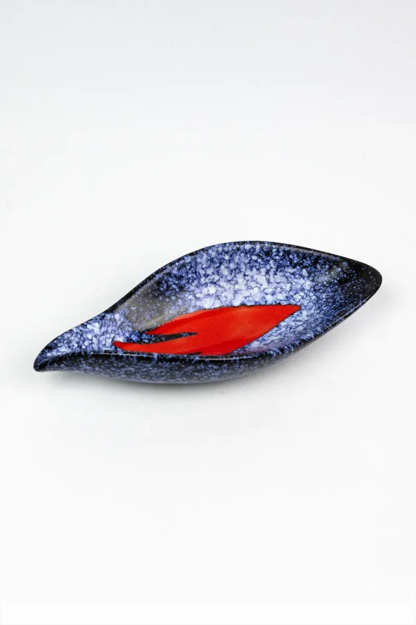 Coupe navette Elchinger, vue de dessus, motif rouge stylisé sur fond noir moucheté blanc-bleu