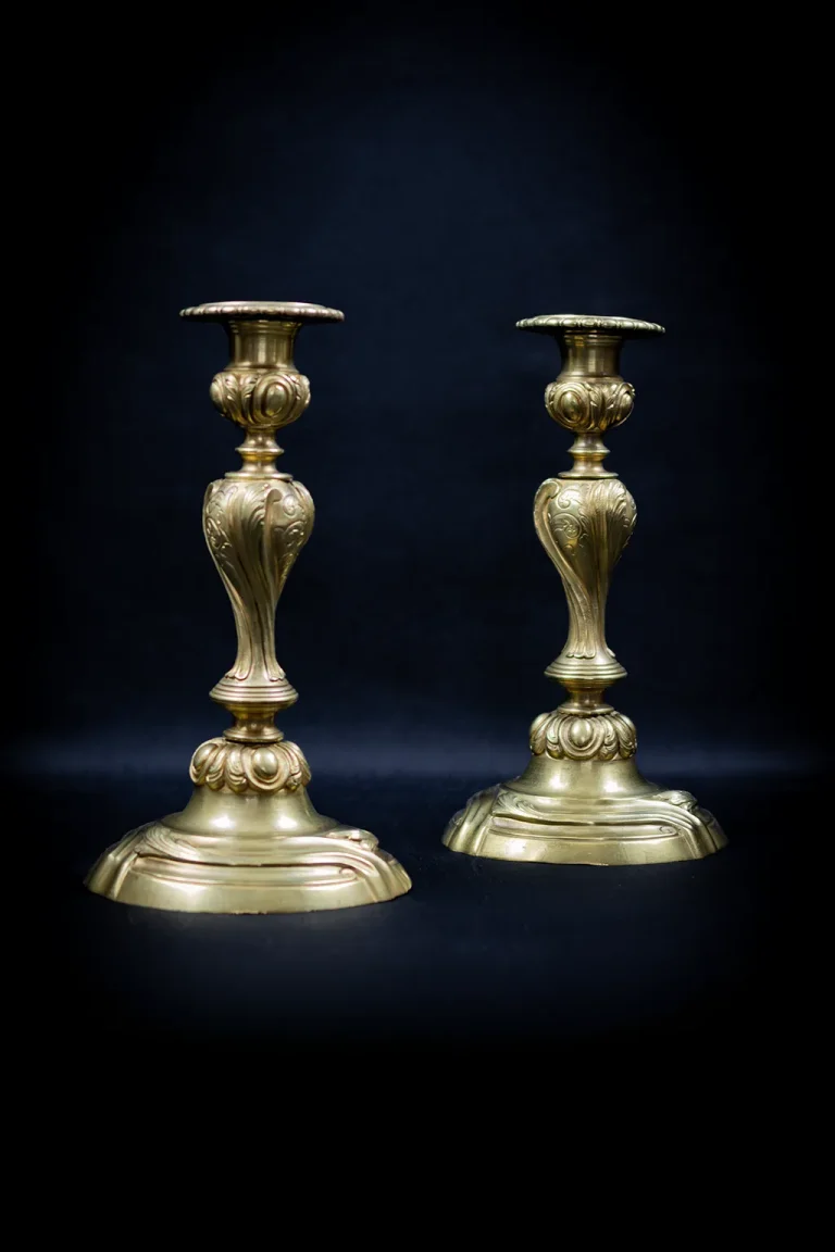 Paire de flambeaux en bronze doré vue de trois quarts, décor rocaille acanthe et coquilles