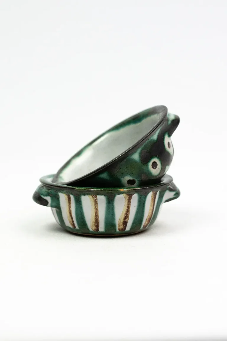 Paire de coupelles Robert Picault empilées, vue de côté, décors bandes vertes et motif œil, Vallauris