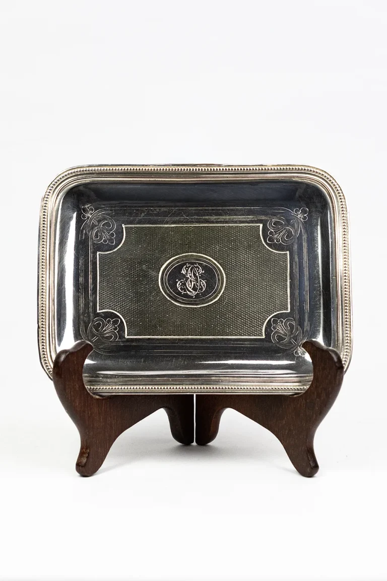 Plateau Christofle argenté sur présentoir, vue frontale légèrement inclinée, décor guilloché