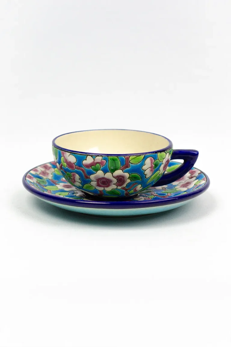 Tasse et soucoupe Émaux de Longwy décor Fleurs de Pommiers D188, vue trois quarts, émail cloisonné bleu turquoise
