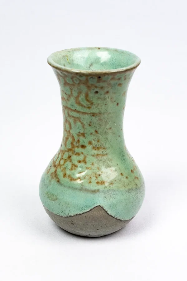 Vase en grès Eugène Lion, vue de face, couverte turquoise mouchetée ocre, col évasé