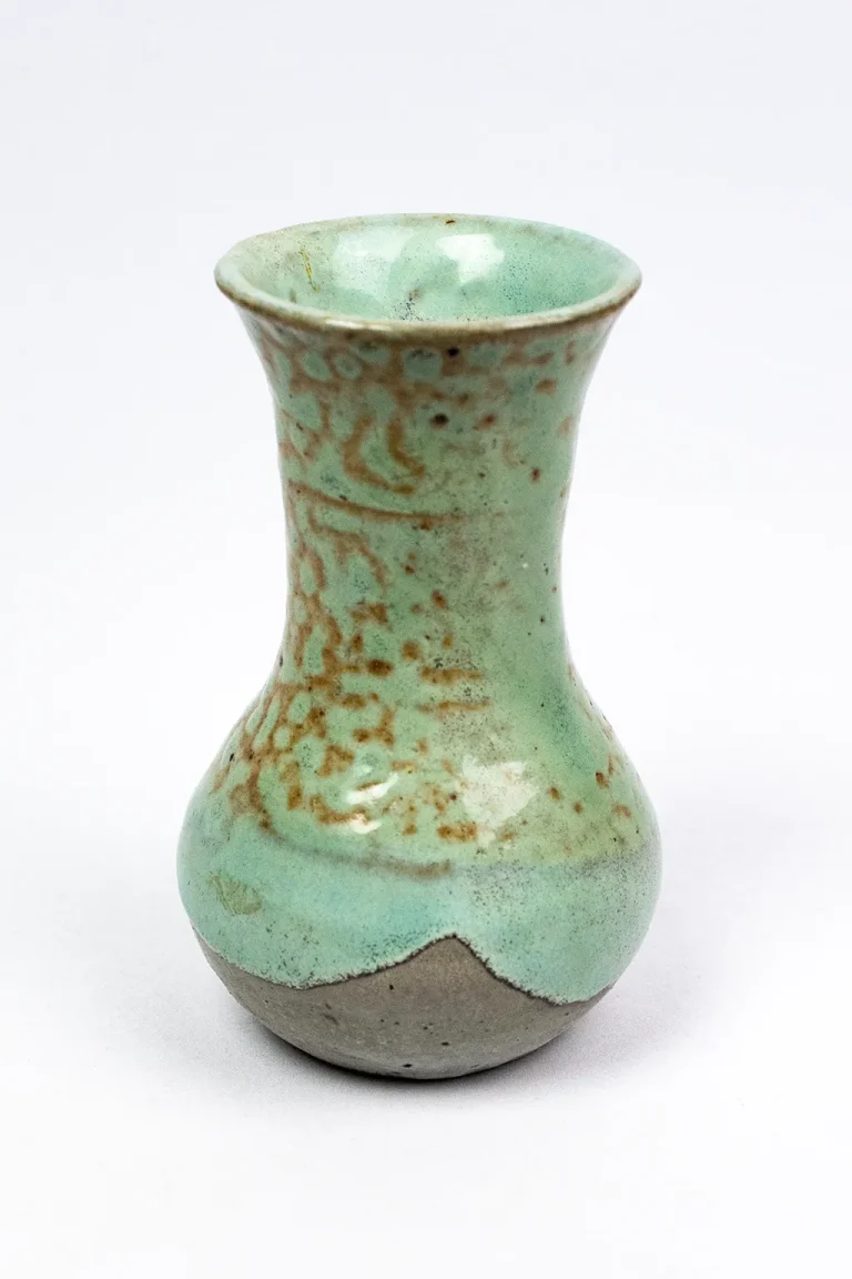 Vase en grès Eugène Lion, vue de face, couverte turquoise mouchetée ocre, col évasé