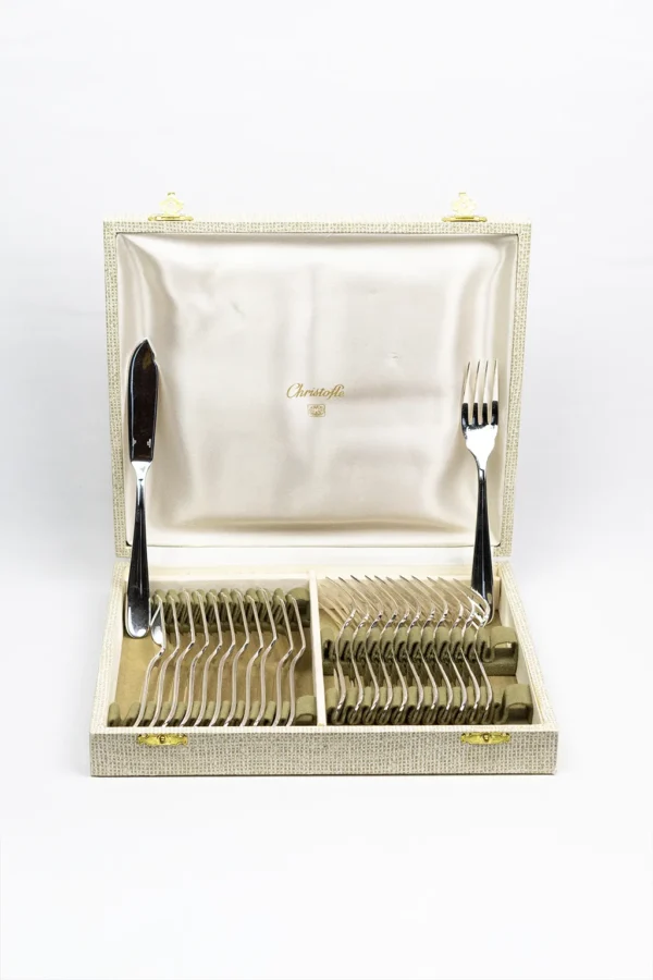 Service à poisson Christofle 24 pièces dans coffret crème ouvert — couteau et fourchette dressés dans le couvercle satin