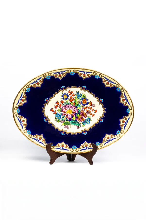 Grand plat oblong Longwy MP Chevallier, vue frontale, médaillon floral avec pivoine rose et chrysanthèmes sur fond ivoire craquelé