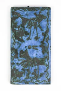 Vue générale de face, plaque faïence Jacques Blin, bordure ondulée et bestiaire fantastique