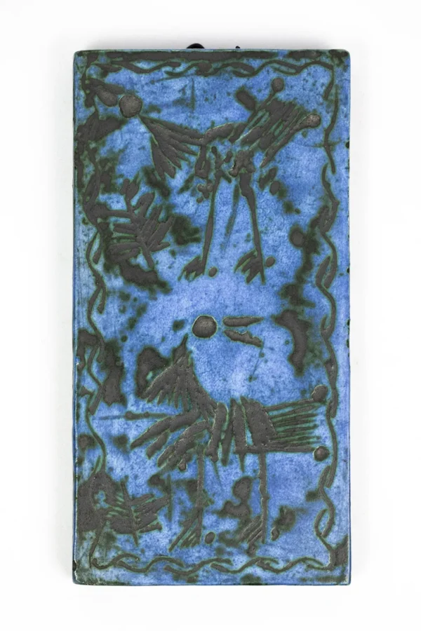 Vue générale de face, plaque faïence Jacques Blin, bordure ondulée et bestiaire fantastique