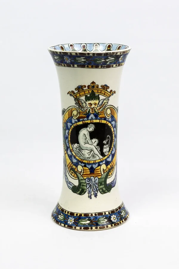 Vase cornet en faïence fine de Gien, face principale — décor Renaissance polychrome à cartouche avec grisaille sur fond noir et mascarone ailé, fin XIXe siècle