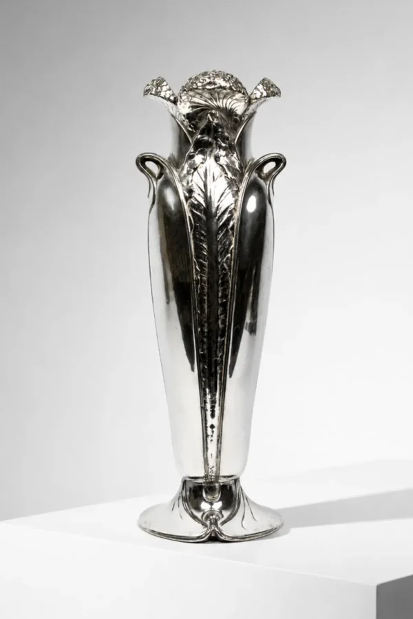 Photo de présentation du vase Ombelle en métal argenté Christofle Gallia 1904 en vente chez Maison Quand Même