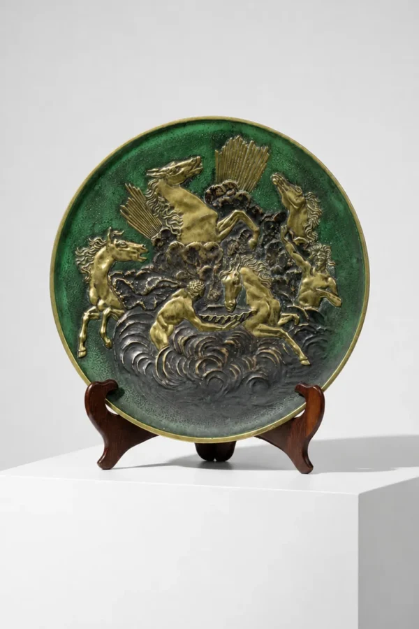 Photo de présentation Grande coupe centre de table en bronze Les Chars d'Apollon de Max Le Verrier en vente chez Maison Quand Même