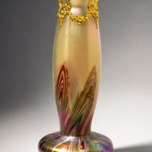 Photo de présentation Vase Art Nouveau en verre irisé dans le goût de Loetz en vente chez Maison Quand Même