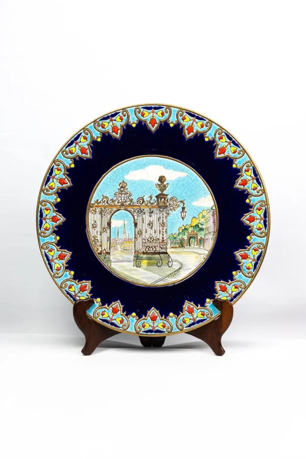 Grand plat Émaux de Longwy, décor de la Porte Stanislas de Nancy, vue de face sur présentoir
