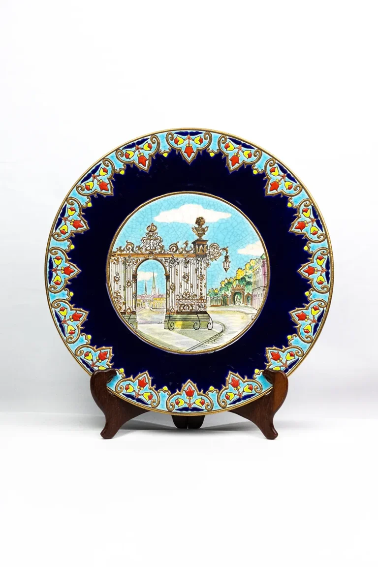 Grand plat Émaux de Longwy, décor de la Porte Stanislas de Nancy, vue de face sur présentoir