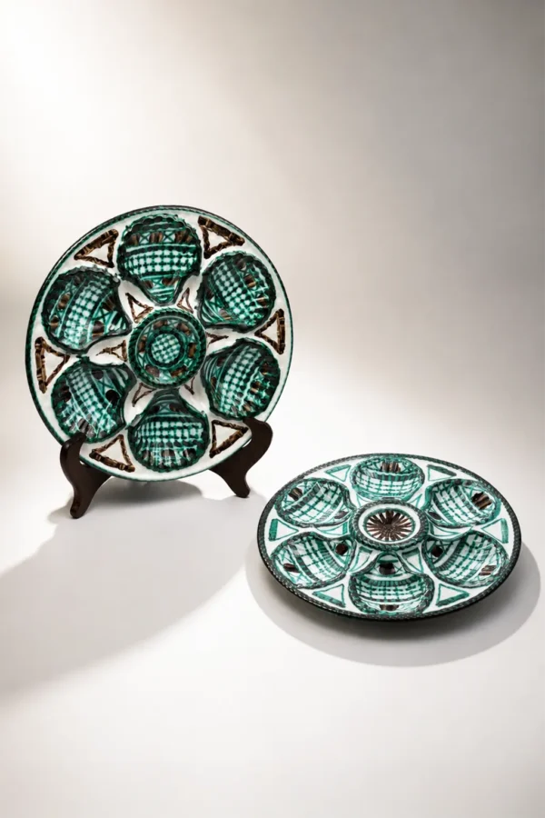 Photo de présentation de la paire d'assiettes à huîtres Robert Picault en céramique de Vallauris, décor géométrique vert et noir, vue de face