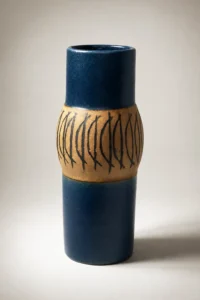 Photo de présentation Vase en terre cuite bleu nuit orné de motifs géométriques Lisa Larson