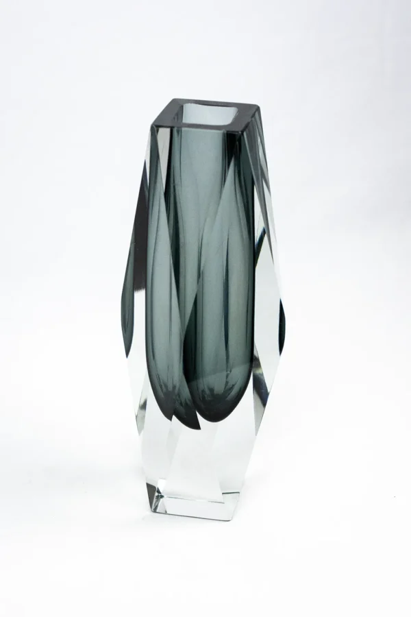 Vase sommerso Murano, vue en angle, jeu de réfraction des facettes