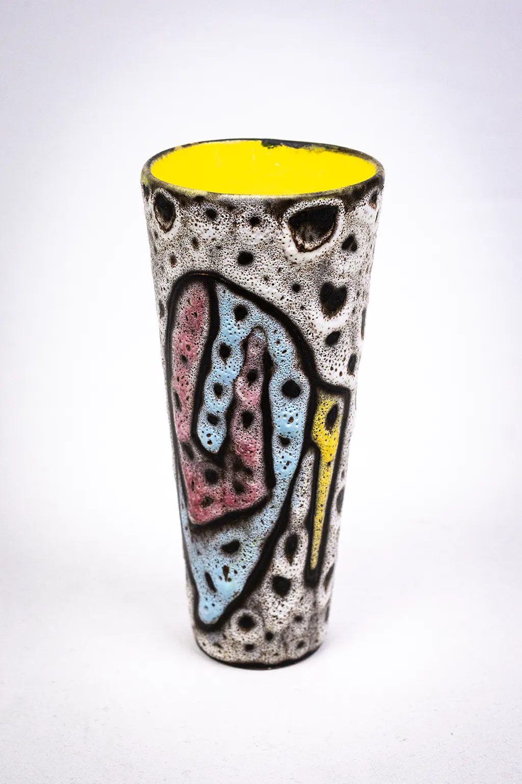 Vase cornet Marius Bessone Vallauris, vue de trois quarts, décor abstrait rose, bleu et jaune, intérieur jaune