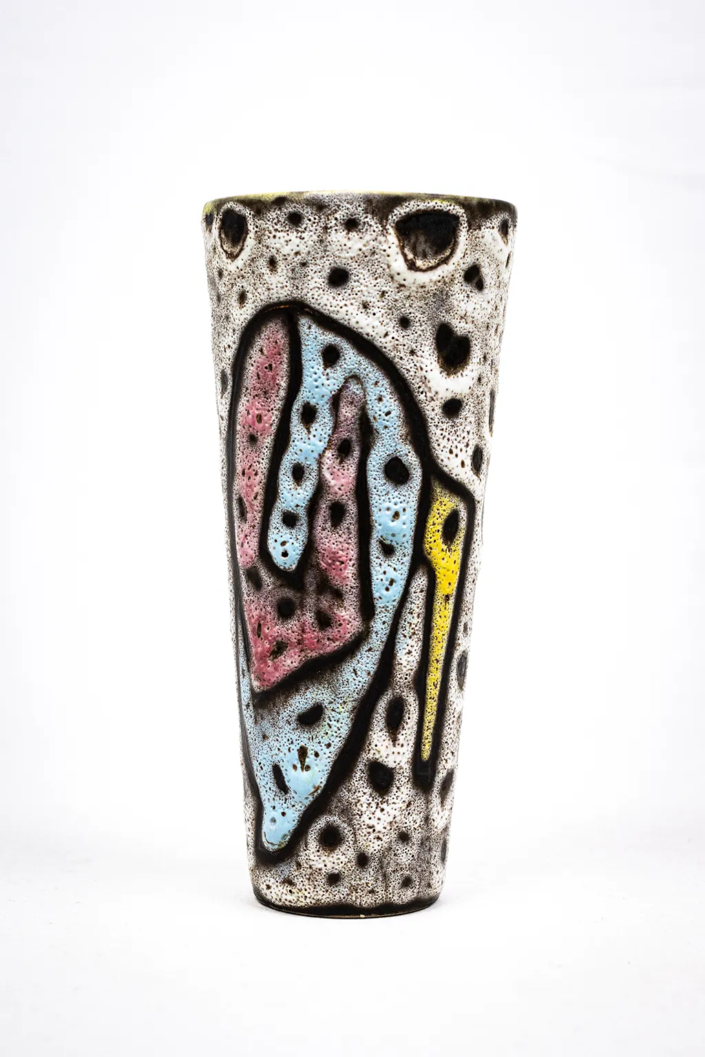 Vase cornet en céramique fat lava Marius Bessone, face décorée vue de face