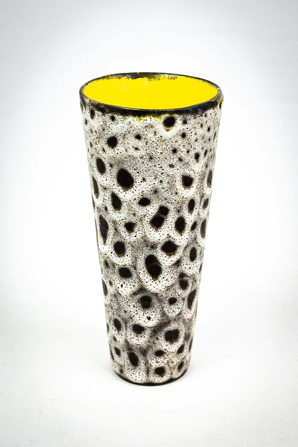 Revers du vase cornet Bessone Vallauris, émail blanc à cratères brun-noir