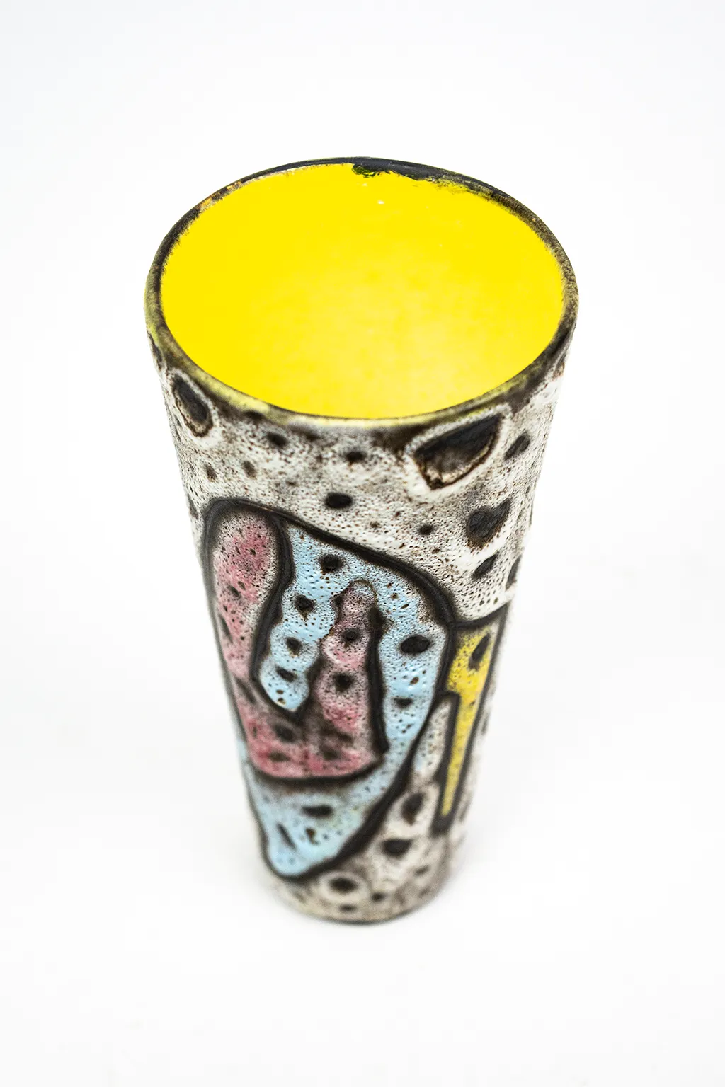 Vue plongeante sur l’intérieur émaillé jaune citron du vase Bessone