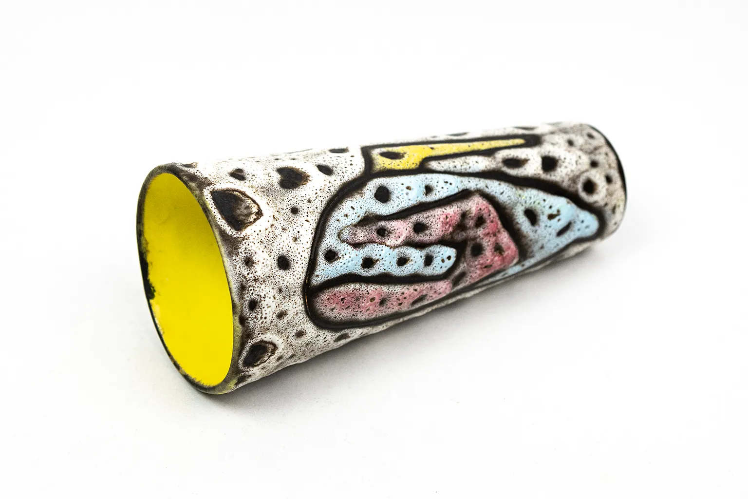 Vase Bessone Vallauris couché, décor abstrait et intérieur jaune