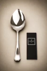Photo de présentation de la grande cuillère de service du modèle america de Christofle en vente sur Maison Quand Même