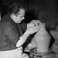 Robert Picault sur son tour de potier