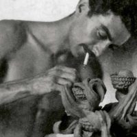 Roger Capron façonnant une pièce, à Vallauris, 1947