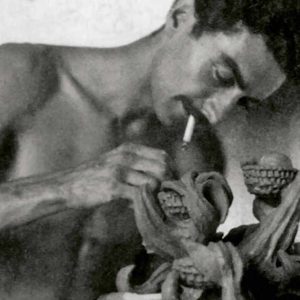 Roger Capron façonnant une pièce, à Vallauris, 1947